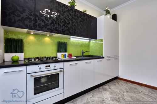 Как создать гармоничное сочетание зеленого и белого цветов в кухне. Третий цвет для бело-зеленой кухни