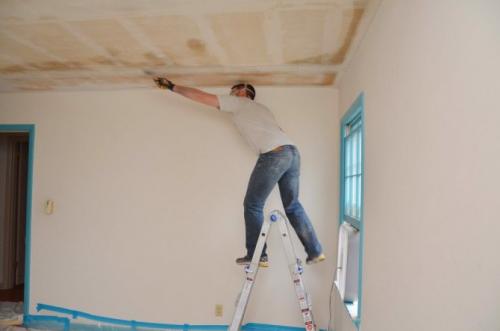 Нужно ли шпаклевать потолок из гипсокартона перед покраской. Зачем обрабатывать гипсокартонные листы шпатлевкой?