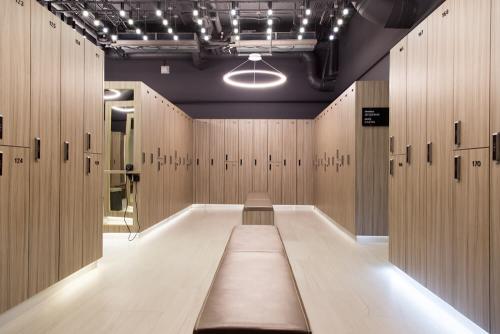 Шкафчики для раздевалок деревянные. Секционные шкафы и шкафчики для рабочих раздевалок