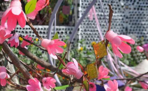 Объемные цветы из пластиковых бутылок. Как сделать цветы из пластиковых бутылок? 4 мастер-класса с фото