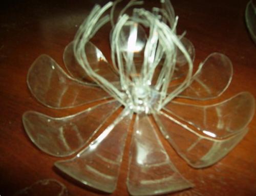 Объемные цветы из пластиковых бутылок. Как сделать цветы из пластиковых бутылок? 4 мастер-класса с фото