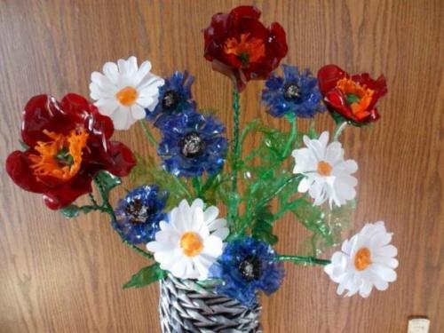 Цветы из прозрачных пластиковых бутылок. Нюансы изготовления поделок своими руками: пошаговая инструкция