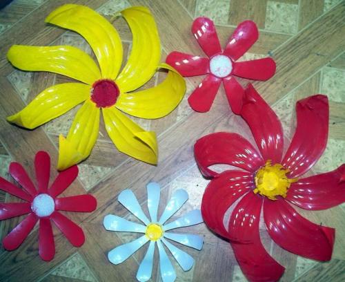 Красивые цветы из пластиковых бутылок. Цветы из пластиковых бутылок: делаем для дачи, сада и огорода по инструкции для начинающих, фото обзор лучших идей