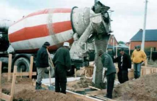 Заливка фундамента вручную. Как залить фундамент своими руками