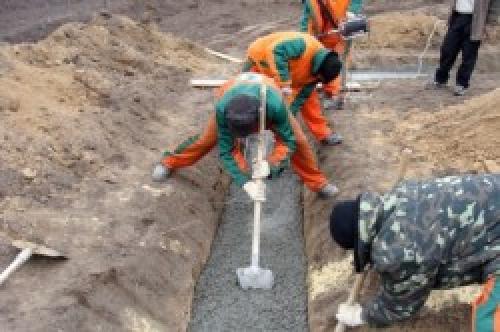 Заливка ленточного фундамента своими руками. Тонкости заливки фундамента ленточного типа 03 Заливка ленточного фундамента своими руками. Тонкости заливки фундамента ленточного типа 03