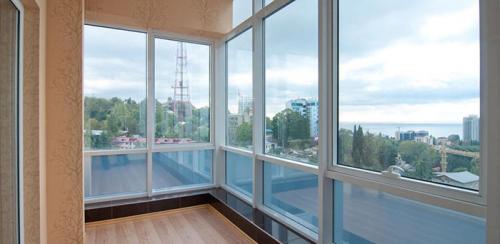 Что лучше алюминиевые или пластиковые окна для балкона. Какие балконы лучше — пластиковые или алюминиевые