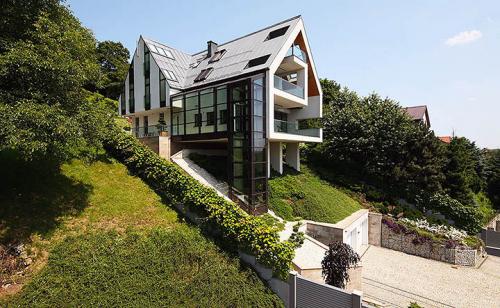 Проекты домов на крутом склоне. Выбор проекта для строительства на склоне