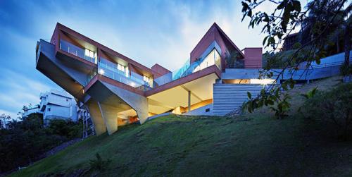 Проекты домов на крутом склоне. Выбор проекта для строительства на склоне