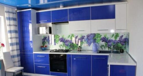 Какие цвета фартуков могут сделать кухню более светлой и просторной. С чем должен сочетаться фартук на кухне