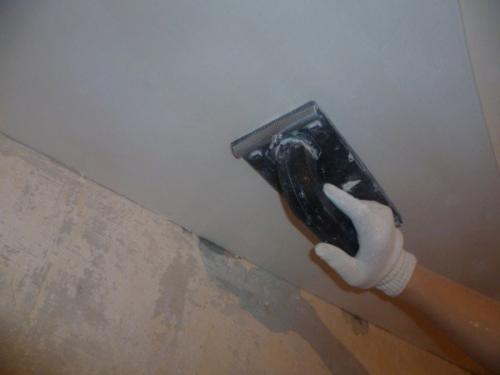 Какие особенности имеет шпаклевка потолка из гипсокартона в сравнении с другими видами покрытий. Штукатурка гипсокартонного потолка