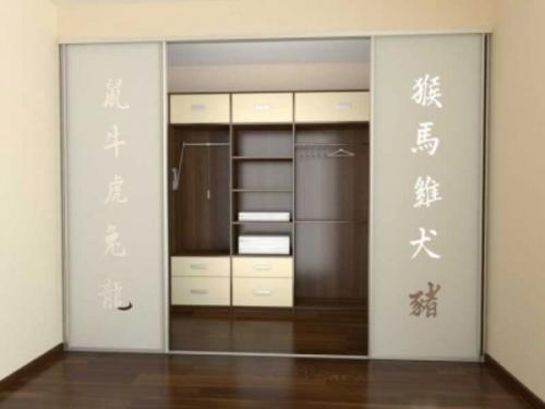 Проекты маленькой гардеробной комнаты. Особенности и преимущества 02