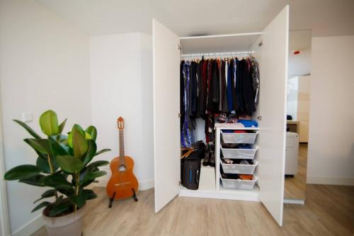 Обустройство гардеробной в спальне небольшого размера. Вместительный гардероб в маленькой спальне: идеи для поддержания порядка