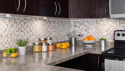 Как правильно ухаживать за плиткой мозаики для кухни на фартуке. Чистка мозаичной плитки. Правильная технологи. 2024		
					–			Расположен в: ВАННАЯ КОМНАТА