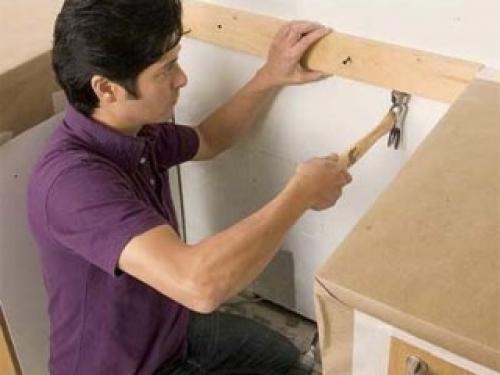 Какие инструменты и материалы необходимы для установки плитки мозаики для кухни на фартуке. Укладка мозаики на фартук