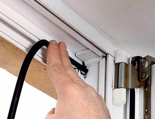 Какие материалы можно использовать для утепления порога входных дверей. По периметру проёма