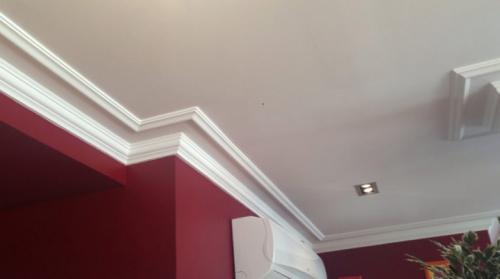 Как отрезать потолочный плинтус внутренний угол. Как сделать внутренний угол потолочного плинтуса?