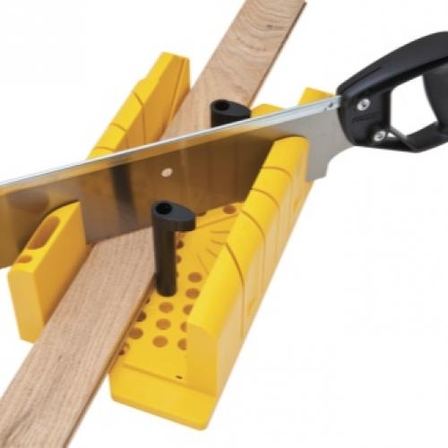 Как зарезать плинтус на потолок. Как правильно отрезать углы на потолочных плинтусах 08