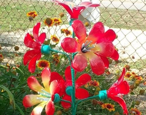 Как вырезать форму вьющихся цветов из пластиковой бутылки. Вариант 3 – кливии.