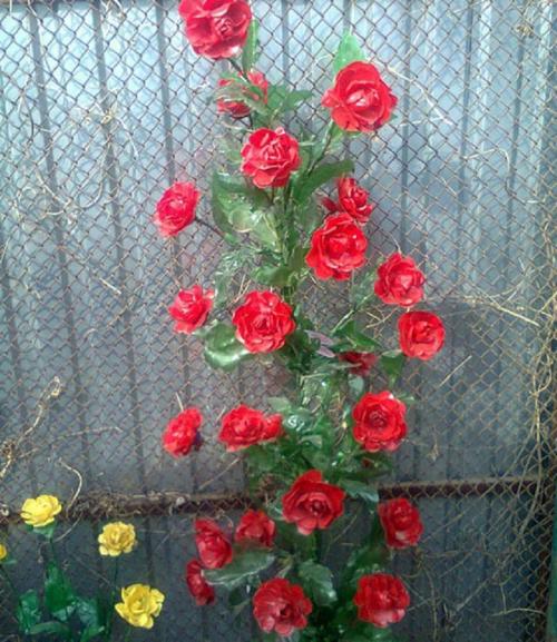 Что такое вьющиеся цветы из пластиковых бутылок. Вьющиеся цветы из пластиковых бутылок