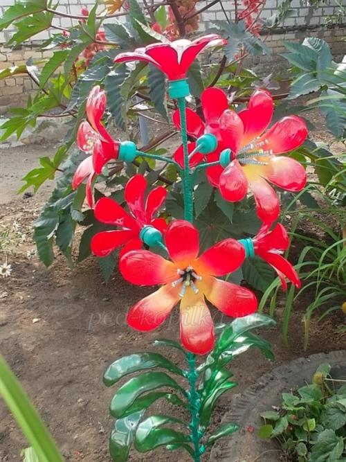 Создание вьющихся цветов из пластиковых бутылок: простой способ украсить свой дом 23