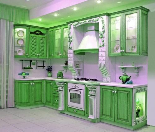 Фартук зеленого цвета в белой кухне. Зелено белая кухня в разных стилях