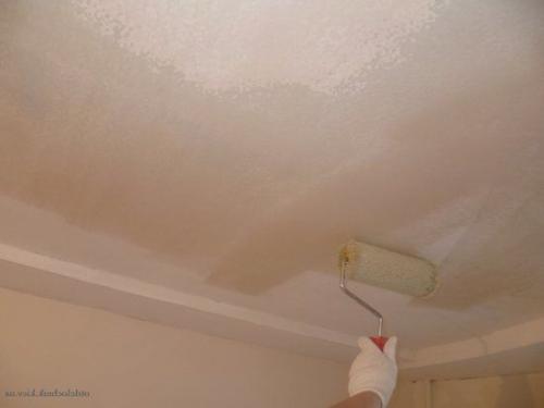 Как избежать пятен и неровностей на шпаклеванном потолке. Самый легкий способ исправить неровности на потолке после окрашивания