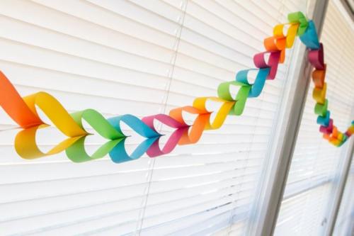 Как украсить комнату своими руками из бумаги. Украшения из бумаги своими руками: идеи создания стильных и долговечных бумажных украшений для декора дома и офиса (100 фото + видео)