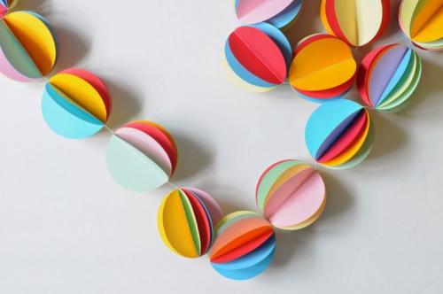 Как украсить комнату своими руками из бумаги. Украшения из бумаги своими руками: идеи создания стильных и долговечных бумажных украшений для декора дома и офиса (100 фото + видео)