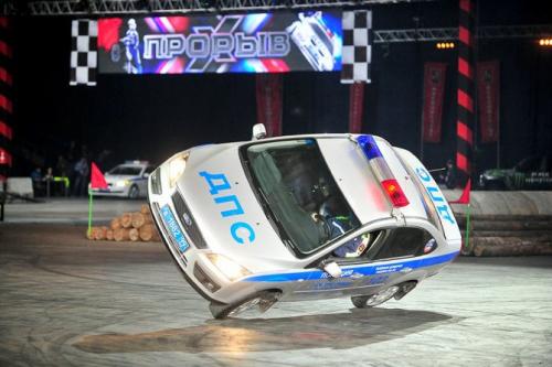 Как перевернуть машину на бок для ремонта