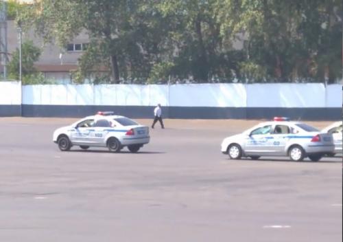 Как перевернуть машину на бок для ремонта