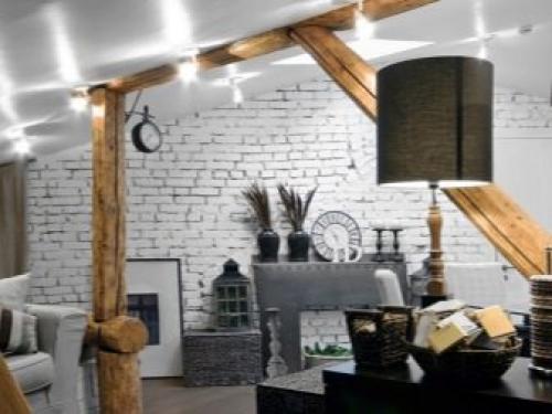 Кирпичная стена на кухне белая. В разных помещениях