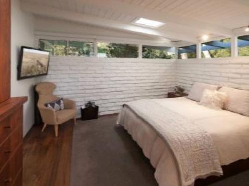 Кирпичная стена на кухне белая. В разных помещениях