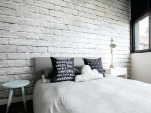 Кирпичная стена на кухне белая. В разных помещениях