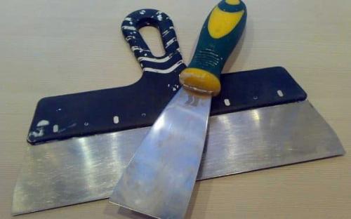 Как шпаклевать гипсокартон под обои. Шпаклевка гипсокартона под обои: как правильно зашпаклевать стыки и швы своими руками