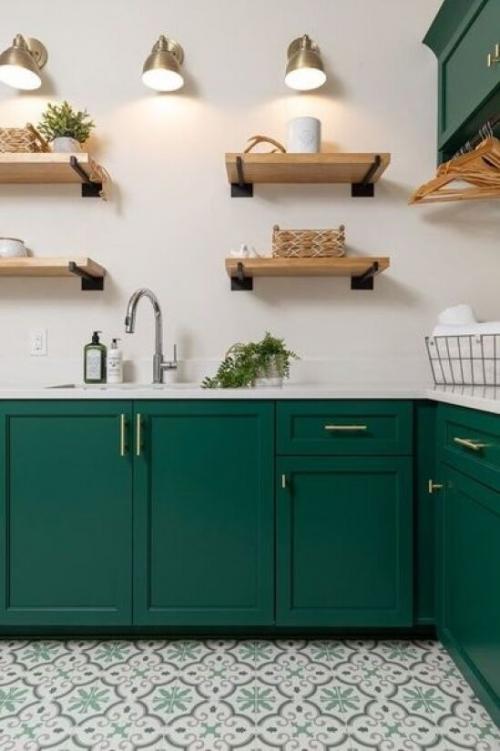 Различные оригинальные варианты дизайна зеленой кухни. О плюсах и минусах зелёной кухни 10