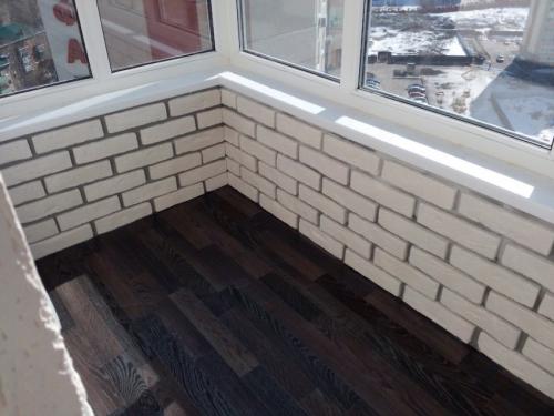 Отделка кирпичной стены на балконе. Кирпичный балкон: современное устройство и внутренняя отделка интерьера (75 фото)