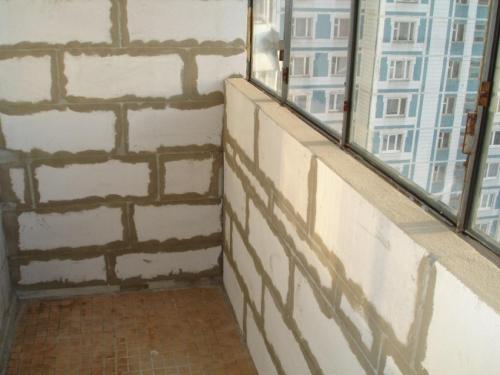 Отделка кирпичной стены на балконе. Кирпичный балкон: современное устройство и внутренняя отделка интерьера (75 фото)