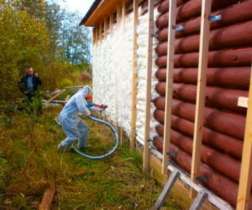 Можно ли заделать трещины в бревне пеной. Плюсы и минусы монтажной пены