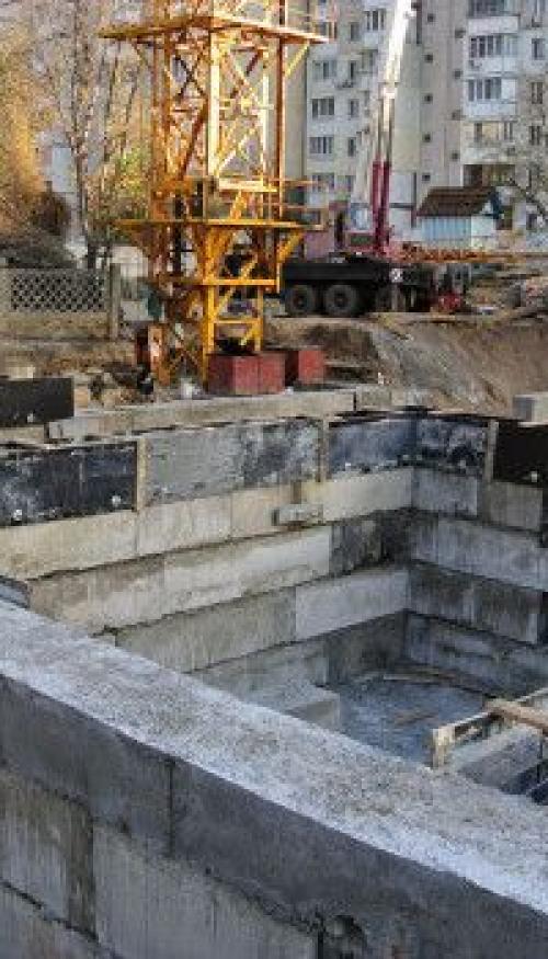 Дом с цокольным этажом своими руками. Принцип подбора стенового материала