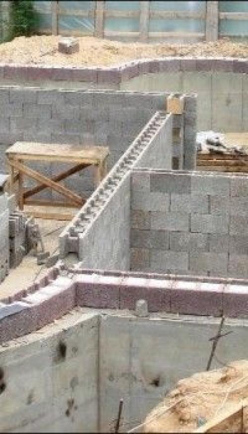 Дом с цокольным этажом своими руками. Принцип подбора стенового материала