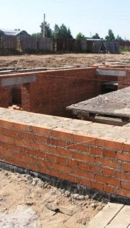 Дом с цокольным этажом своими руками. Принцип подбора стенового материала