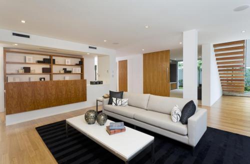 Недорогой дизайн однокомнатной квартиры. Выбираем краски для бюджетного ремонта