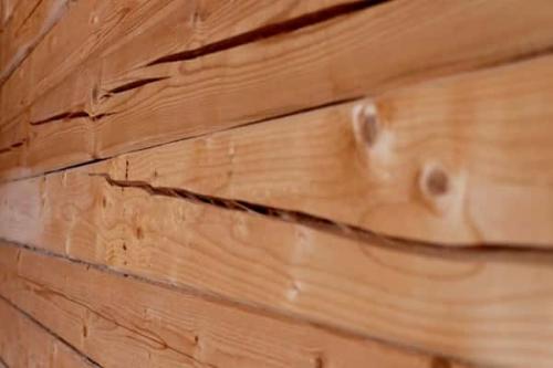 Чем можно заделать щели между брусом. Отрицательные последствия наличия трещин в брусе