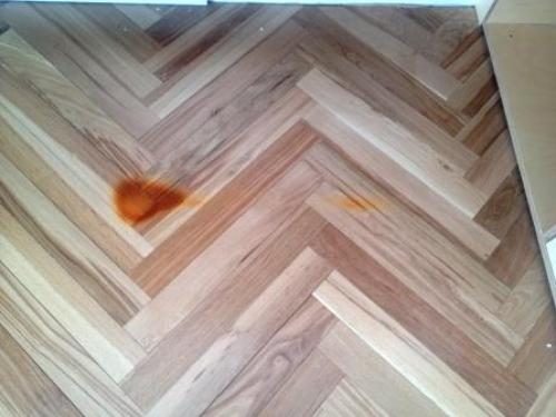 Паркет потемнел от воды. Почему появились темные пятна на паркетной доске и в чем причина?