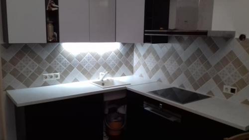 Укладка плитки на фартук ПОСЛЕ установки кухни. Особенности кухонного фартука из керамической плитки