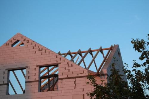 Как выполнить кровельные работы на фронтоне и стропильной системе двускатной крыши. Стропильная система с фронтонами: пошаговая схема по возведению двухскатной крыши своими руками с тремя фронтонами