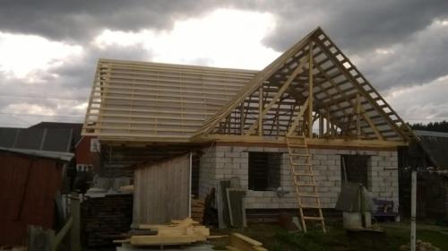 Как выполнить кровельные работы на фронтоне и стропильной системе двускатной крыши. Стропильная система с фронтонами: пошаговая схема по возведению двухскатной крыши своими руками с тремя фронтонами