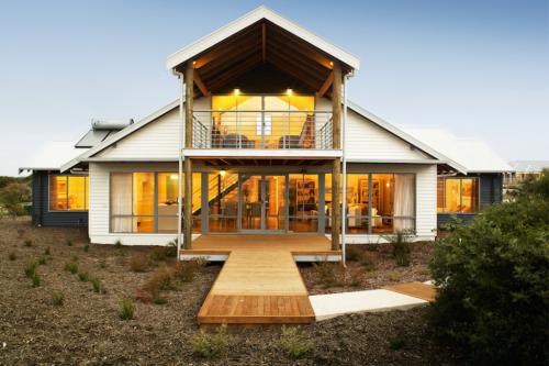 Внутренняя отделка двухэтажного дома. Частные загородные коттеджи в современном стиле