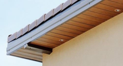 Как поддерживать и чистить подшитые фронтонные и карнизные свесы. Конструктивные особенности софитных панелей