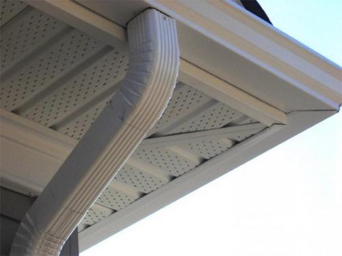 Как поддерживать и чистить подшитые фронтонные и карнизные свесы. Конструктивные особенности софитных панелей